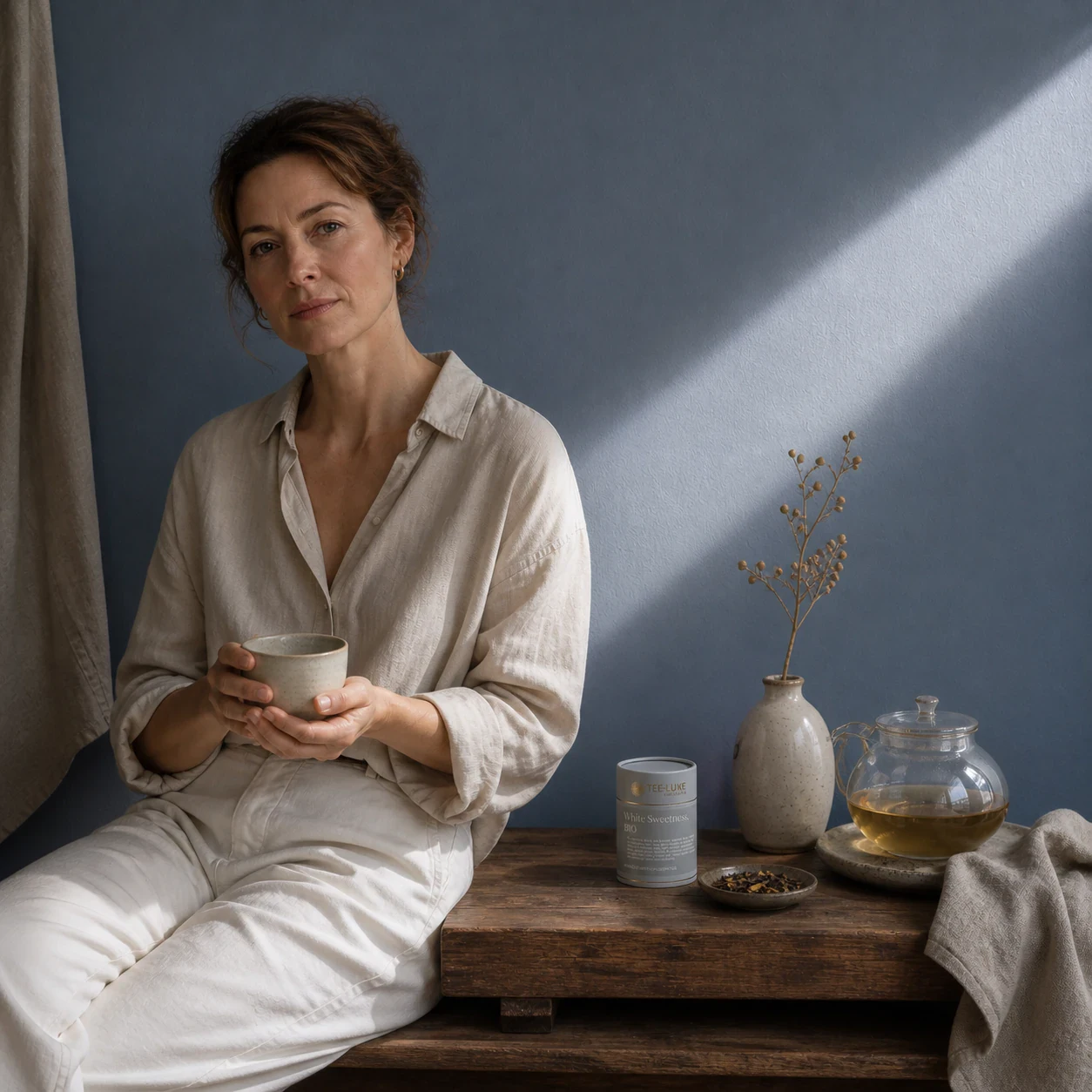White Sweetness BIO Tee-Luxe Dose im ruhigen Lifestyle-Setting mit Teekanne