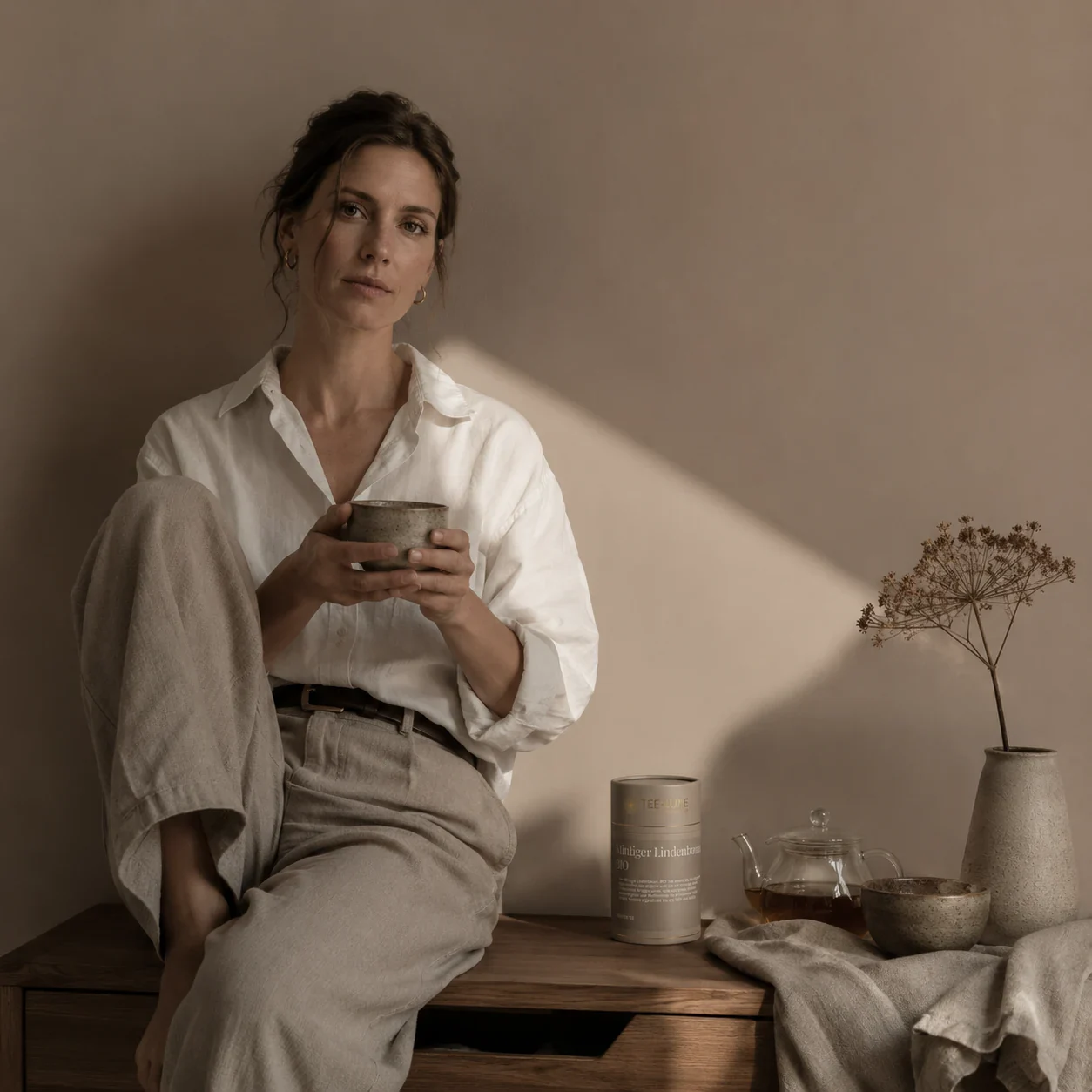 Tee-Luxe Mintiger Lindenbaum Teedose in ruhiger Lifestyle-Szene