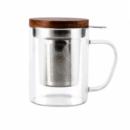 Glas-Teetasse mit Akazienholzdeckel und Edelstahl-Teesieb auf weissem Hintergrund